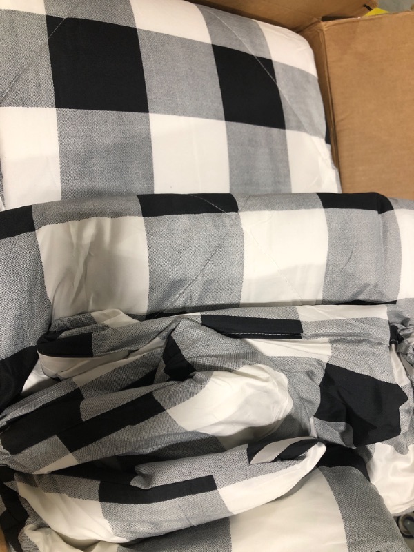 Photo 3 of Andency Black Plaid Comforter Set Twin Size (66x90 Inch), 2 Pieces (1 Gingham Comforter and 1 Pillowcase), Summer Lightweight Microfiber Buffalo Check Down Alternative Comforter Set for Kids Boys Black & White Twin (66*90 in)