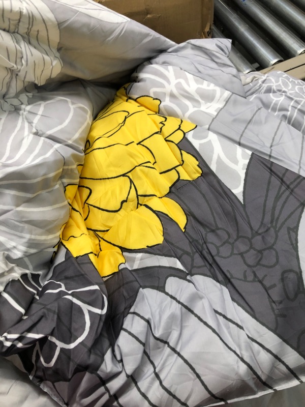 Photo 4 of 7 Pieces Bed in a Bag Yellow Floral Comforter Set Flowers Comforter Sets Soft Microfiber Bedding Set Queen Size (1 Comforter 1 Flat Sheet 1 Fitted Sheet 2 Pillowshams 2 Pillowcases) Queen 90"×90" Yellow