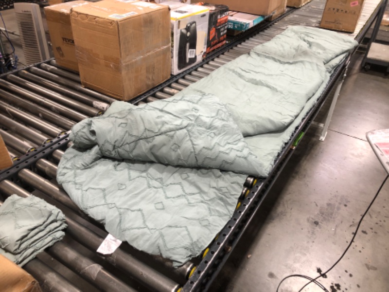 Photo 1 of 3 Pcs Comforter Set w/ Shams 98" x 80"