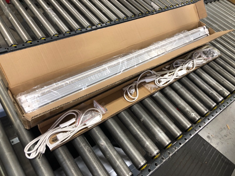 Photo 1 of Barrina LED Shop Light 4FT, 40W 5000LM 6500K, Clear Cover Linkable LED Tube Lights, Integrated T8 Light Fixture, V Shape LED Ceiling Lights for Garage, Warehouse, Workshop, 6 Pack 4FT With Reflectors