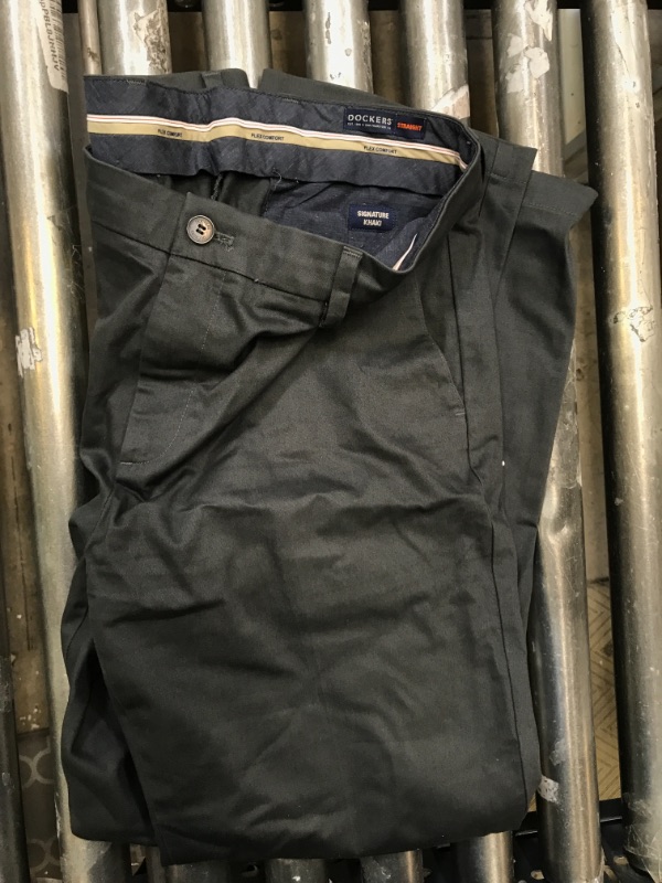 Photo 2 of Men's Dockers® Smart 360 FLEX Classic-Fit Workday Khaki Pants W34 L32 GREY