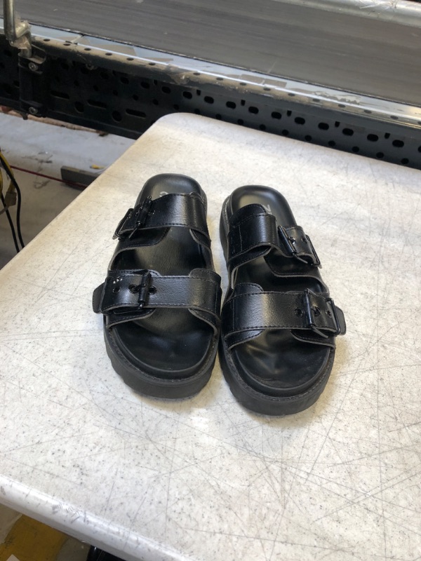 Photo 1 of Black sandals SIZE 9 ( USED ITEM) 