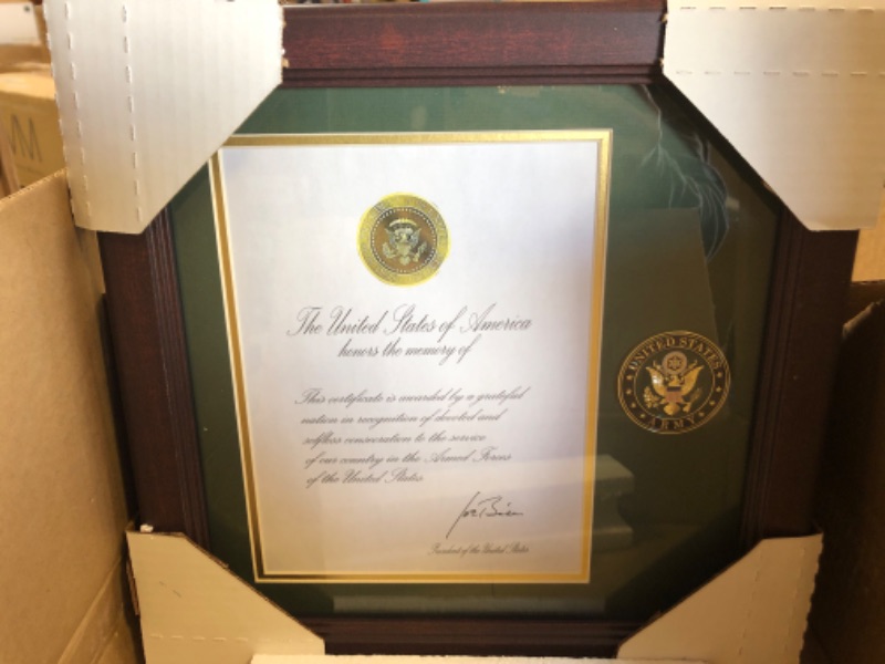 Photo 3 of Allied Frame United States Army Presidential Memorial Certificate Frame with Medallion - 8 x 10 inch