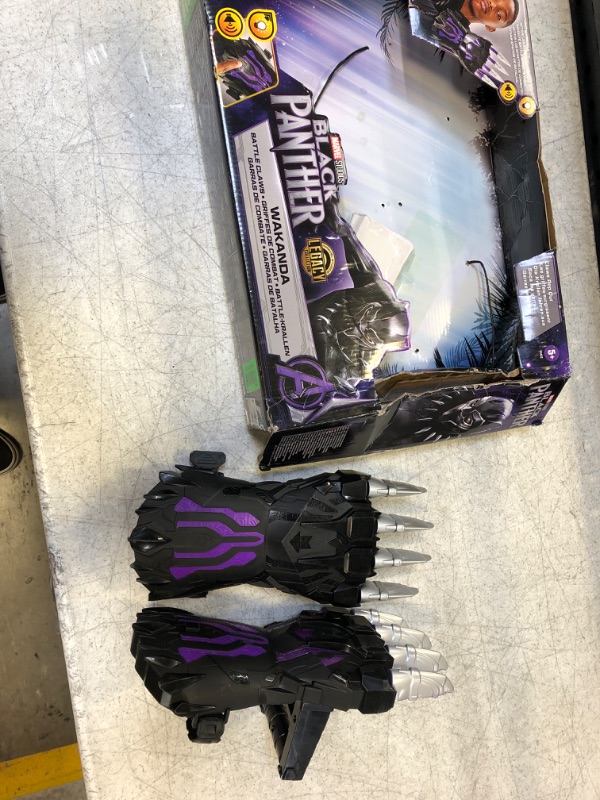 Photo 2 of Marvel Studios' Black Panther Legacy Wakanda FX Battle Claws with Lights and Sounds, Role Play, Super Hero Toys for Kids Ages 5 and Up
out of package 
