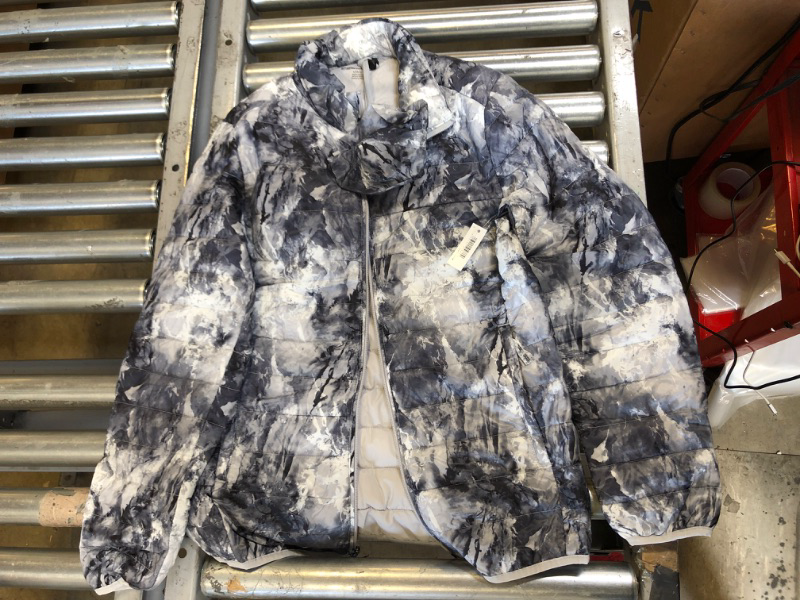 Photo 1 of Amazon Essentials Men's Packable Lightweight Water-Resistant Puffer Jacket Marble -- Size Small