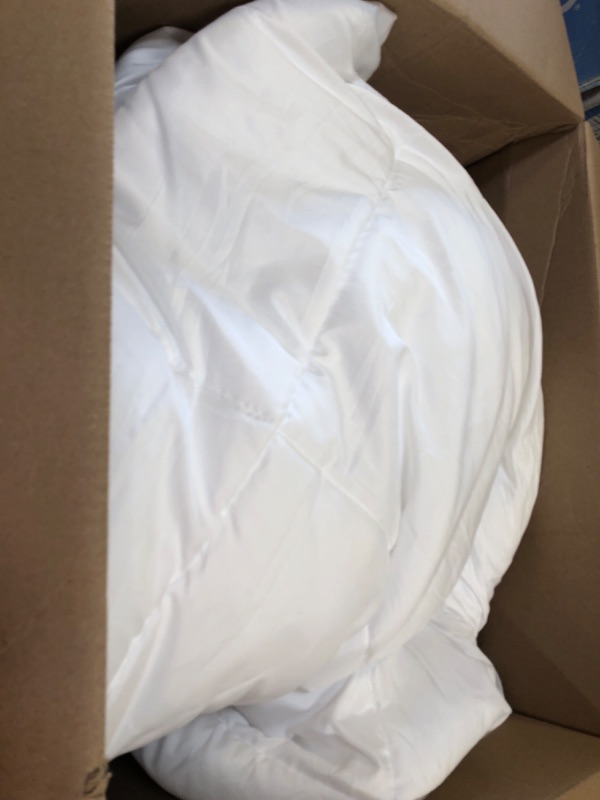 Photo 1 of  white duvet cover (could be a queen size unknown)