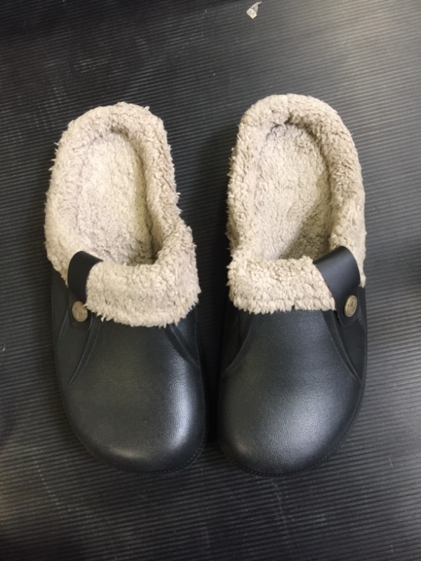 Photo 2 of Beslip Classic Fur Lined Clogs Waterproof Winter Fuzzy Slippers for Women Men Indoor and Outdoor SIZE 11
