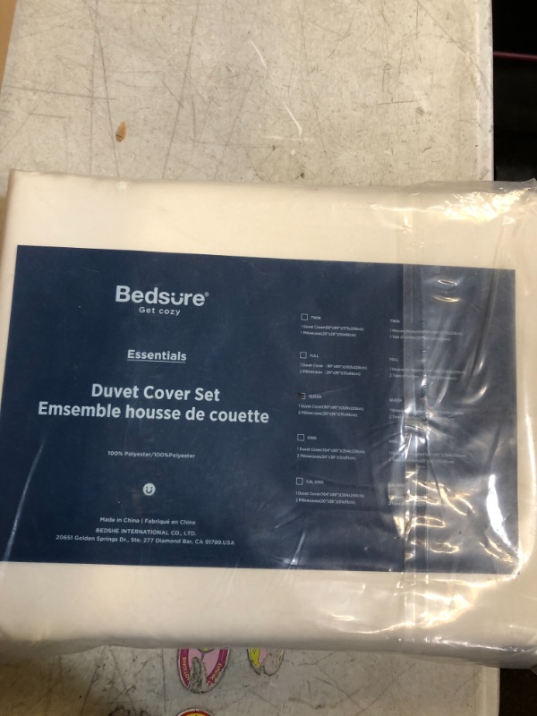 Photo 2 of Bedsure White Duvet Cover Queen Size - Soft Prewashed Queen Duvet Cover Set, 3 Pieces, 1 Duvet Cover 90x90 Inches with Zipper Closure and 2 Pillow Shams, Comforter Not Included  -- SLIGHTLY DIRTY --
