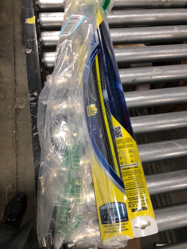 Photo 1 of Rain-X 810165 Latitude 2-In-1 Water Repellent Wiper Blades, 22 Inch Windshield Wipers (Pack Of 2), Automotive Replacement Windshield Wiper Blades With Patented Rain-X Water Repellency Formula 22" 2 Pack