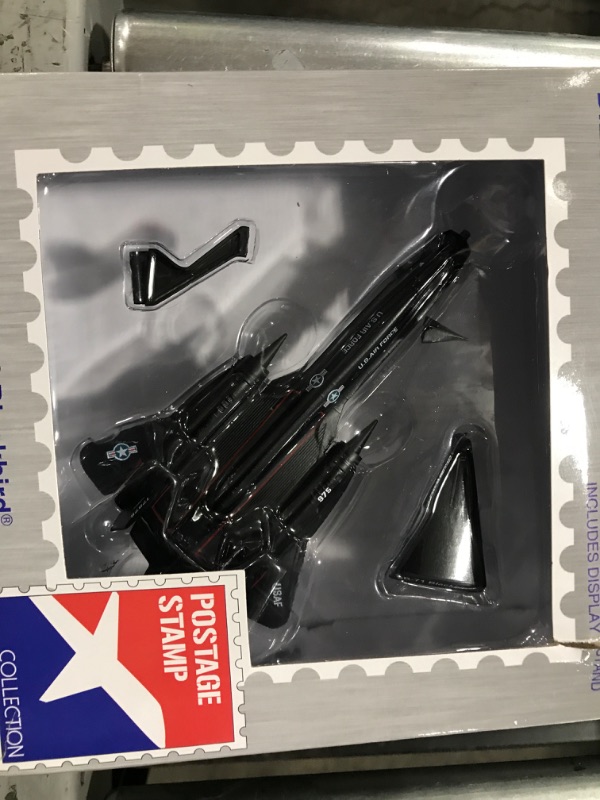 Photo 2 of Daron Worldwide Trading SR-71 Blackbird Vehicle (1:200 Scale), Black