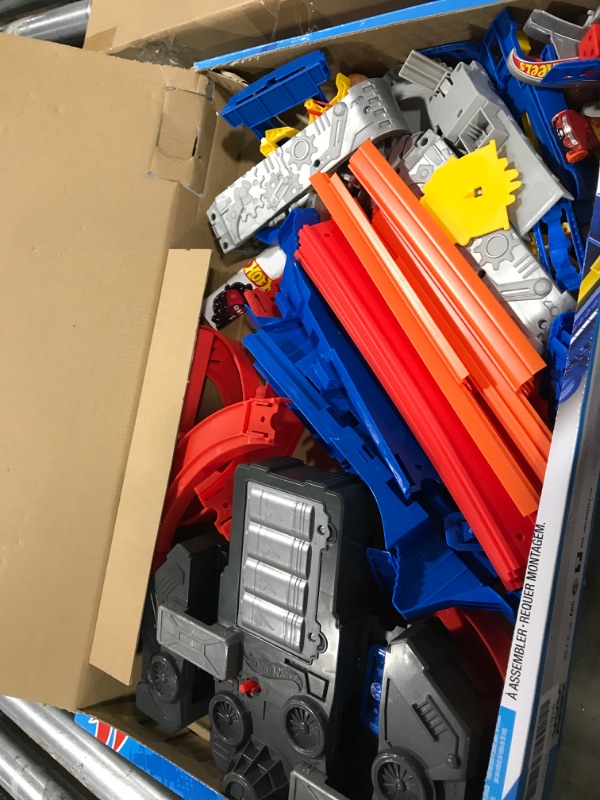 Photo 2 of Hot Wheels Track Builder Total Turbo Takeover Track Set, Motorized Playset with Loops & Stunts, Includes 1 Hot Wheels Die-Cast Car, Toy for Kids 6 to 12 Years Old