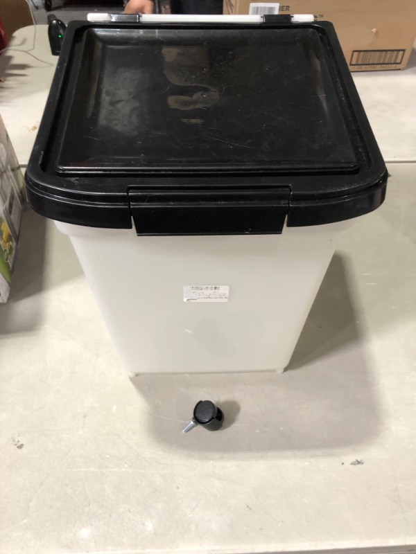 Photo 4 of [USEF/DAMAGE] IRIS USA 25 Lbs / 32.5 Qt WeatherPro Airtight Pet Food Container 