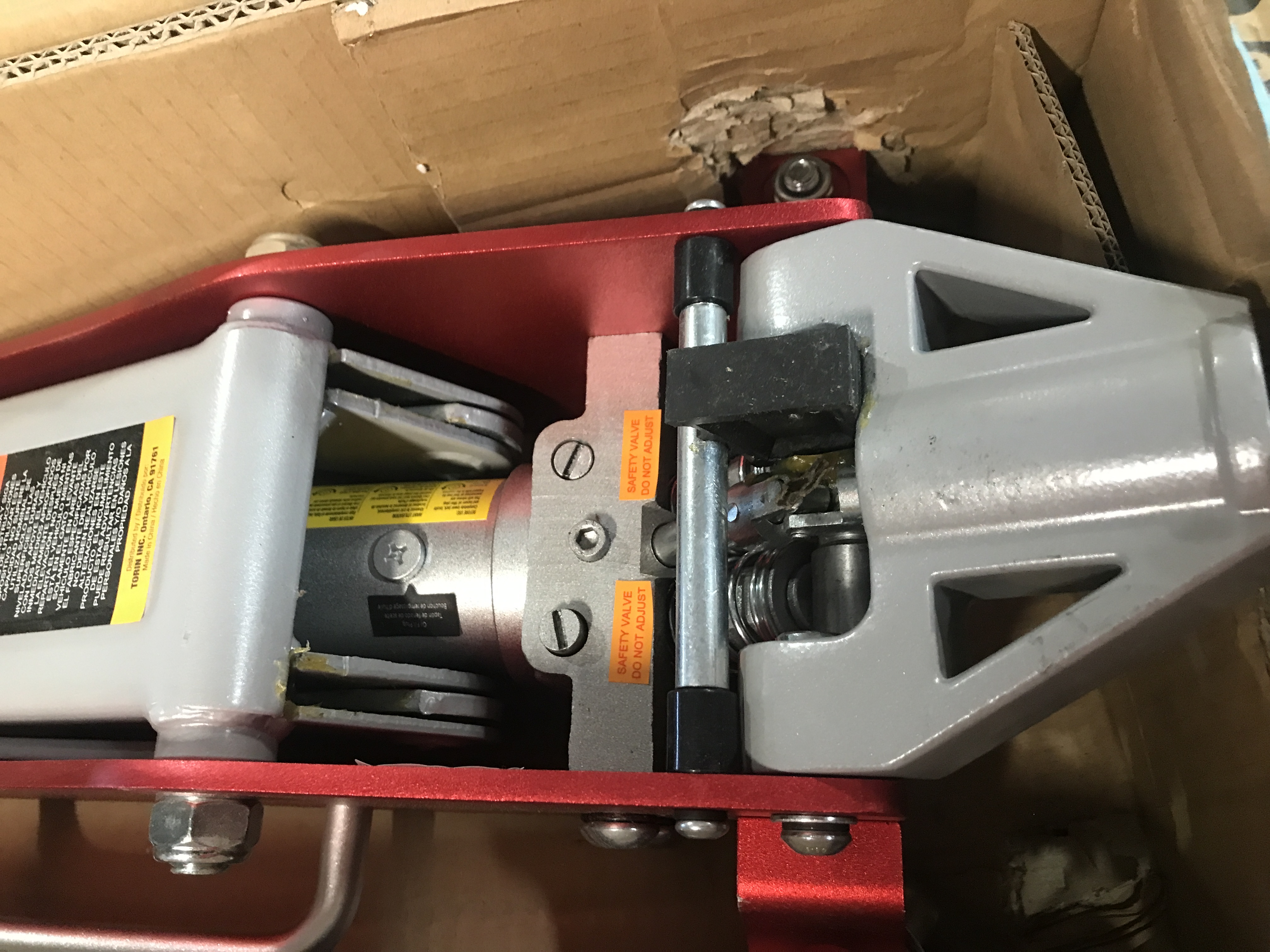 Photo 4 of BIG RED AT815016LR Torin Hydraulic Low Profile Aluminum and Steel Racing Floor Jack with Dual Piston Quick Lift Pump, 1.5 Ton (3,000 lb) Capacity, Red Red Floor Jack