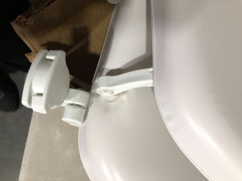 Photo 7 of ***HINGE DAMAGED - SEE PICTURES - FOR PARTS***
Mayfair 15EC 000 Removable Soft Toilet Seat