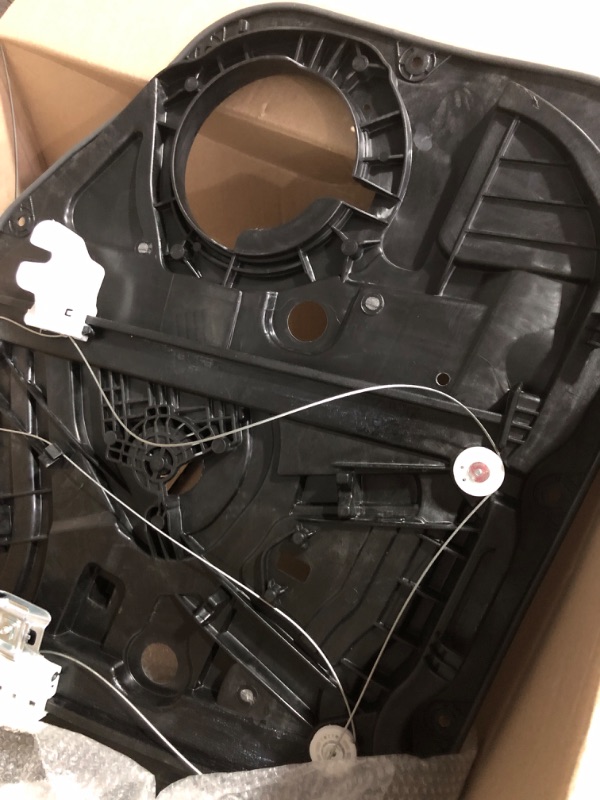 Photo 3 of * item used * item damaged * see images *
X4XZ OEM Factory Rear Right Window Regulator Without Motor for 2016-2020 Hyundai Tucson 83481D3001 83481-D3001