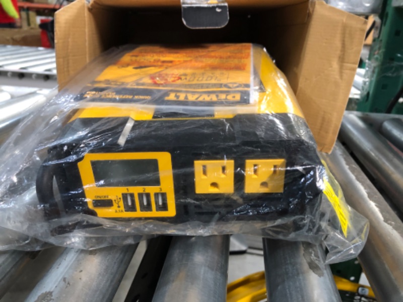 Photo 2 of DEWALT DXAEPI1000 Power Inverter 1000W Car Converter 