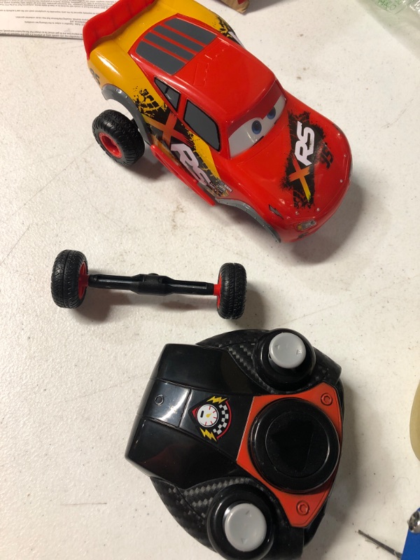 Photo 2 of *** BROKEN ** Jada Toys: Disney Pixar Cars 1:24 Lightning McQueen XRS RC Remote Control Car 2.4 GHz, Illuminated Cars Logo on Steering Wheel, Great Toy for Kids, For Ages 3 and up