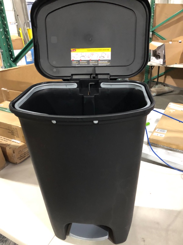 Photo 3 of [USED/DAMAGE] Glad Plastic Step Trash Can - 13 Gallon 