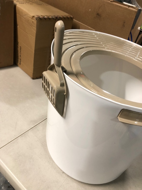 Photo 3 of **USED** IRIS USA Large Stylish Round Top Entry Cat Litter Box with Scoop, Curved Kitty Litter Pan with Litter Particle Catching Grooved Cover and Privacy Walls, White