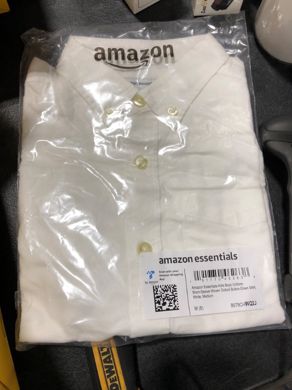 Photo 2 of Amazon Essentials Boys' Uniform Short-Sleeve Woven Oxford Button-Down Shirt Medium White