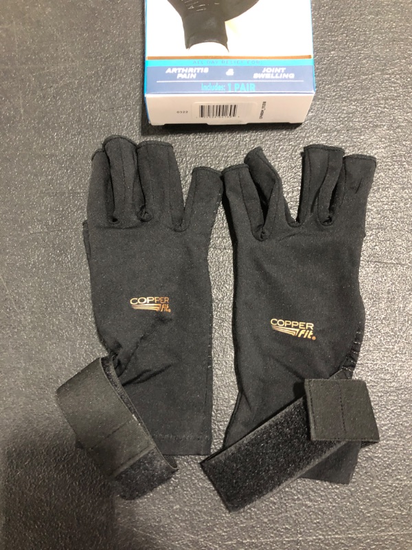 Photo 3 of Copper Fit Unisex Hand Relief Compression Gloves Black Small / Medium. 