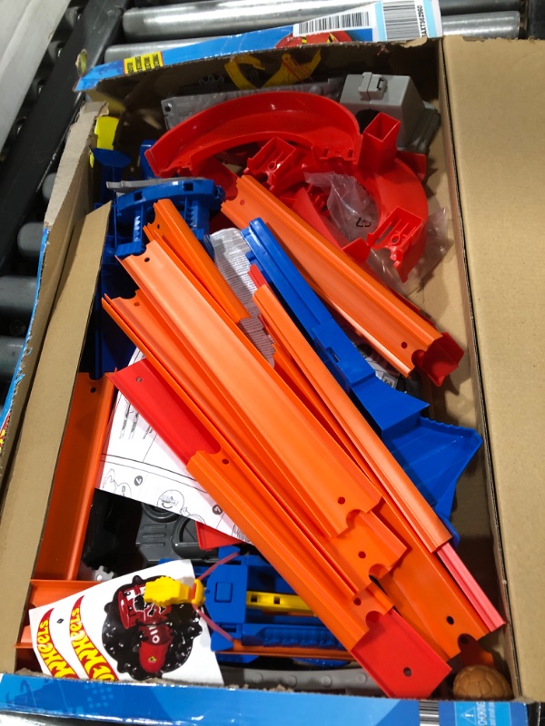Photo 2 of Hot Wheels Track Builder Total Turbo Takeover Track Set, Motorized Playset with Loops & Stunts, Includes 1 Hot Wheels Die-Cast Car, Toy for Kids 6 to 12 Years Old [Amazon Exclusive]