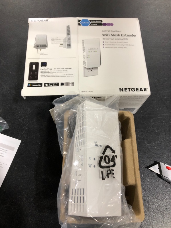 Photo 2 of NETGEAR Dual-band WiFi Mesh Extender 1.7Gbps Wall-plug Internal Antenna White
