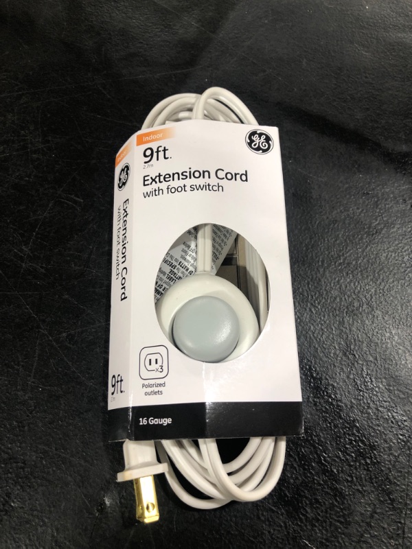 Photo 2 of 9 ft. 16/3 3-Outlet Polarized Extension Cord with Power Switch, White