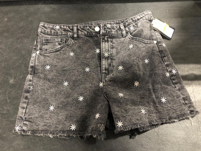 Photo 2 of Girls' Embroidered High-Rise a-Line Jean Shorts - Art Class™
SIZE 2X /18 YOUTH