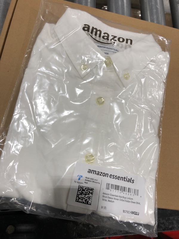 Photo 2 of Amazon Essentials Boys' Uniform Short-Sleeve Woven Oxford Button-Down Shirt SIZE Medium White