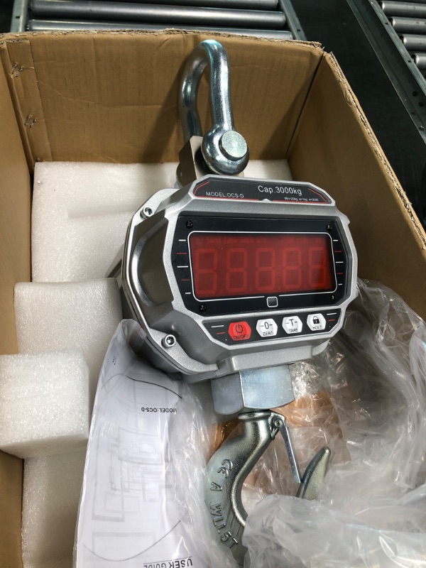 Photo 4 of Bonvoisin Digital Crane Scale 6600lb Rechargeable Hanging Scale Heavy Duty Industrial Hanging Weight Scale with Remote Control (6600lb/3000kg)