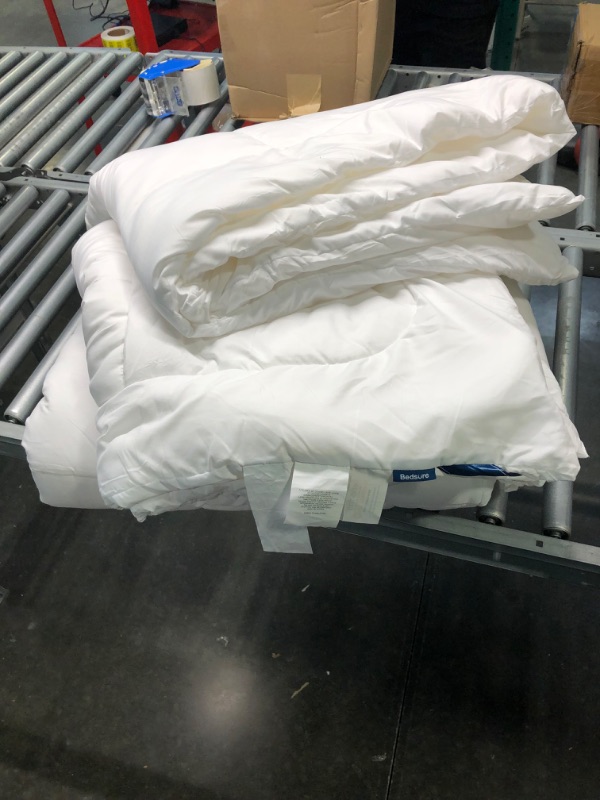 Photo 2 of Bedsure Comforter Duvet Insert - Down Alternative White Comforter, Quilted All Season Full Comforter with Corner Tabs ( 88x88 )