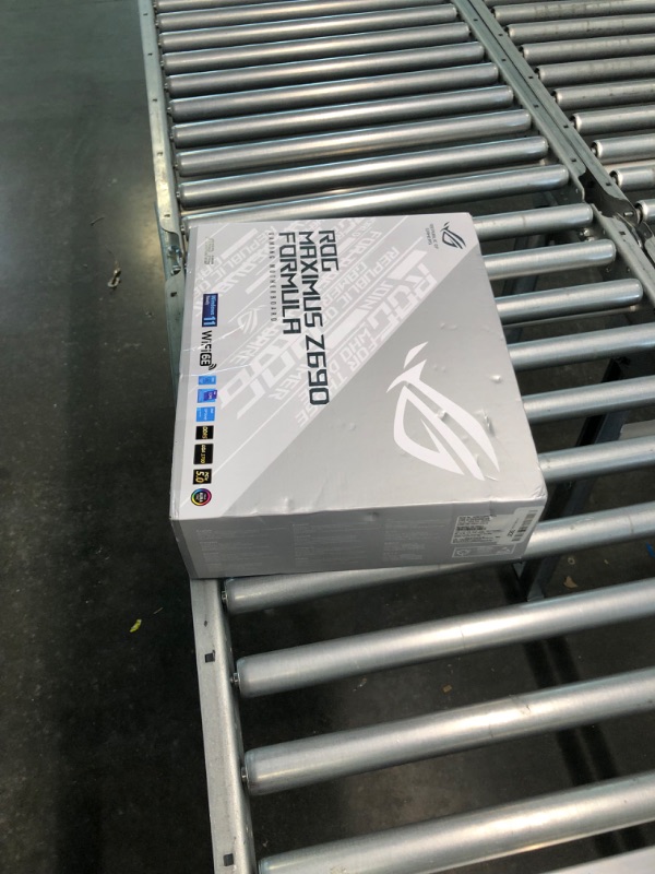 Photo 1 of ASUS ROG Maximus Z690 Formula(WiFi 6E)LGA1700(Intel 12th Gen)ATX Water cooling gaming motherboard(PCIe 5.0,DDR5,20+1 power stages,LiveDash 2”OLED,5xM.2,2xThunderbolt?4,PCIe 5.0 Hyper M.2 Card bundled)
