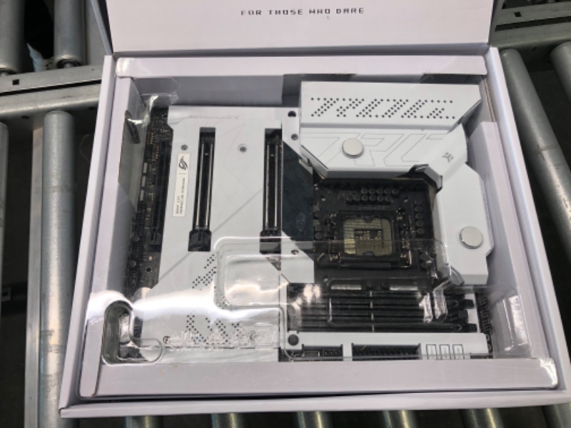 Photo 3 of ASUS ROG Maximus Z690 Formula(WiFi 6E)LGA1700(Intel 12th Gen)ATX Water cooling gaming motherboard(PCIe 5.0,DDR5,20+1 power stages,LiveDash 2”OLED,5xM.2,2xThunderbolt?4,PCIe 5.0 Hyper M.2 Card bundled)