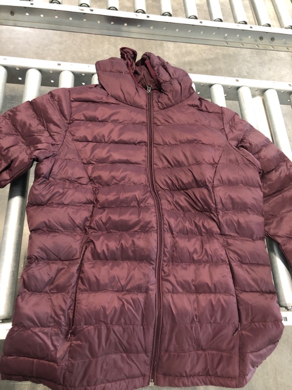 Photo 1 of Amazon Essentials Women's Lightweight Long-Sleeve Full-Zip Water-Resistant Packable Hooded Puffer Jacket Medium Burgundy