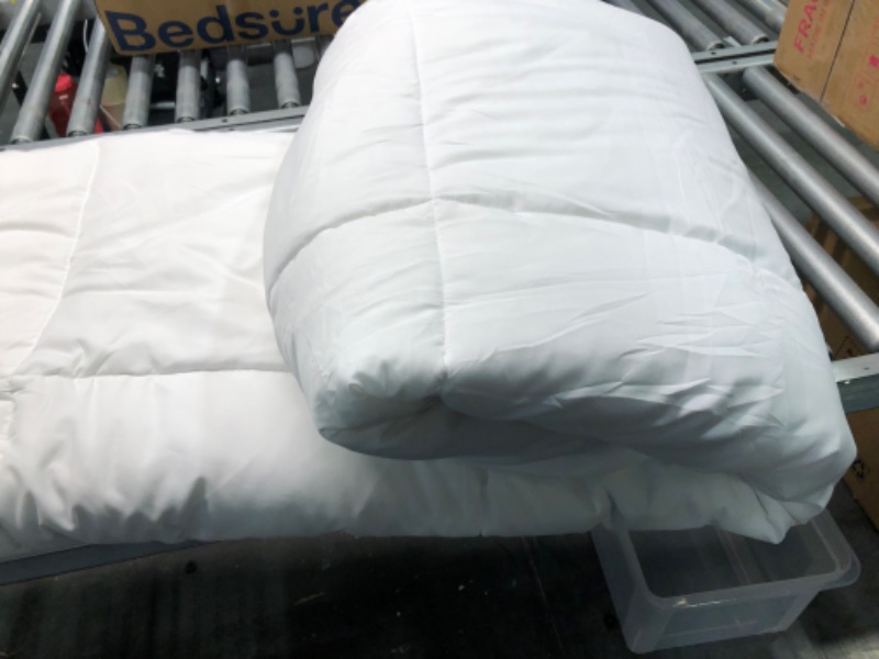 Photo 2 of EASELAND All Season Queen Size Soft Quilted Down Alternative Comforter Reversible Duvet Insert with Corner Tabs,Winter Summer Warm Fluffy,White,88x88 inches Queen White