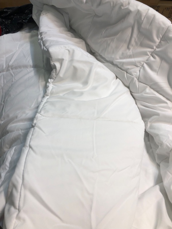 Photo 6 of DOWNCOOL Comforters Twin Size, Duvet Insert,White All Season Duvet, Lightweight Quilt, Down Alternative Hotel Comforter with Corner Tabs (White, Twin 64x88 Inches) Lightweight Comforter Twin 1 White