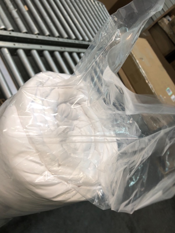Photo 1 of BEDSURE WHITE COMFORTER QUEEN