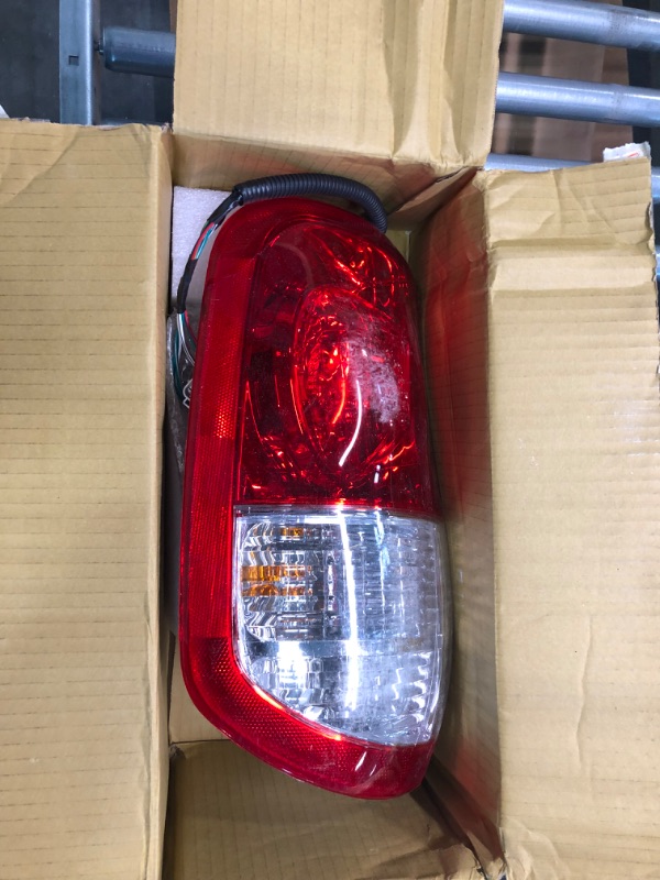 Photo 3 of For 2000-2006 Toyota Tundra Rear Tail Light Passenger Side TO2801153 DOUBLE Cab; Std Bed; Clear/Red Lens | 81550-0C040