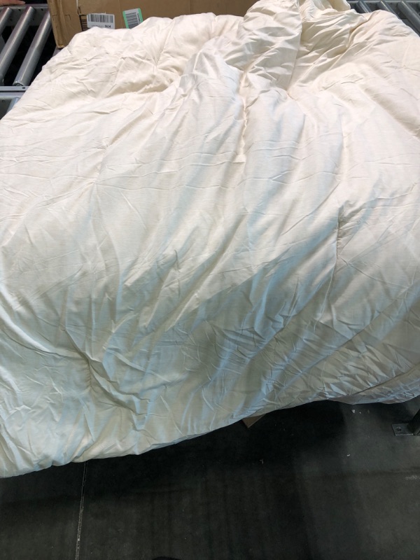 Photo 5 of Bedsure California king 3 piece 1 comforter (104"x96")(264x244cm) 2 pillow shams (20"x36")(51x91cm)