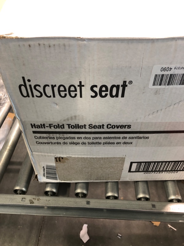 Photo 1 of Hospeco Discreet Seat Half-Fold Toilet Seat Covers (18 Packs of 250) - DS-5000,White