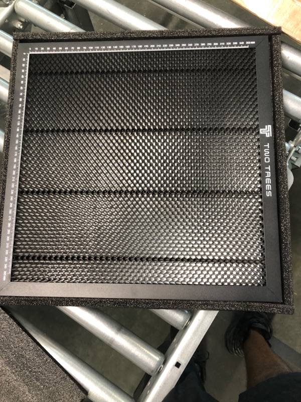 Photo 3 of 400 * 400mm Honeycomb Laser Bed Honeycomb Working Table Laser Honeycomb for CO2 or Laser Engraver Cutting Machine with Aluminum Plate Without engraving materials 400*400mm