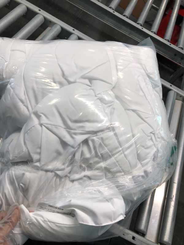 Photo 1 of 88*92 white comforter