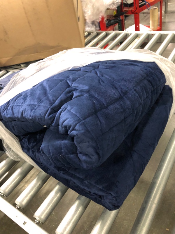 Photo 3 of OMYSTYLE King Size Weighted Blanket 20lbs(88''x104'', Navy Blue / White), Reversible Weighted Blanket with Warm Short Plush and Cooling Tencel Fabric for All Season Use - Carry Bag Included King | 88''x104'' - 20LBS Navy Blue / White
