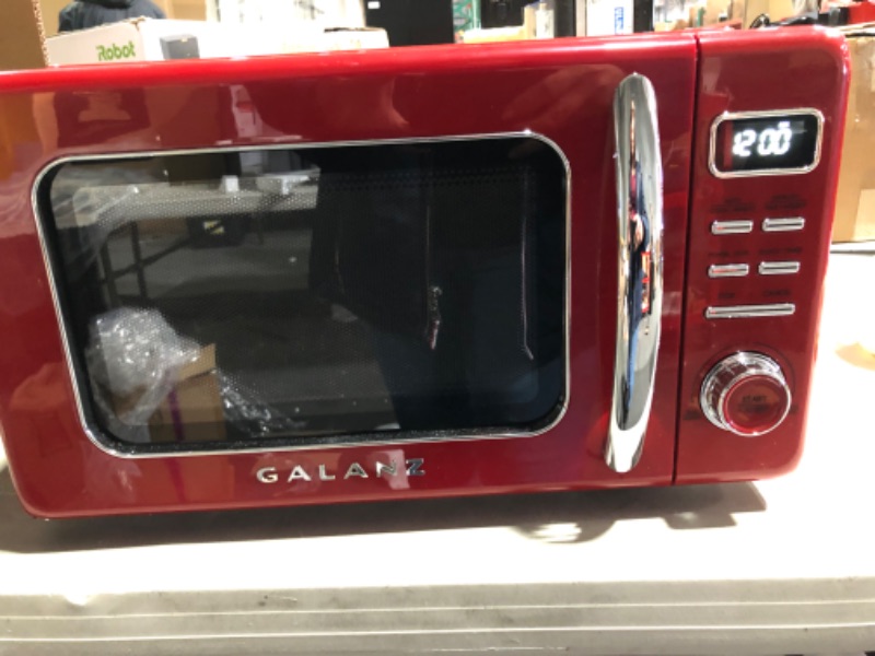 Photo 3 of Galanz GLCMKA07RDR07 0.7 cu. Ft. 700-Watt Countertop Microwave in Retro Red