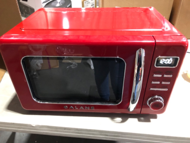 Photo 5 of Galanz GLCMKA07RDR07 0.7 cu. Ft. 700-Watt Countertop Microwave in Retro Red