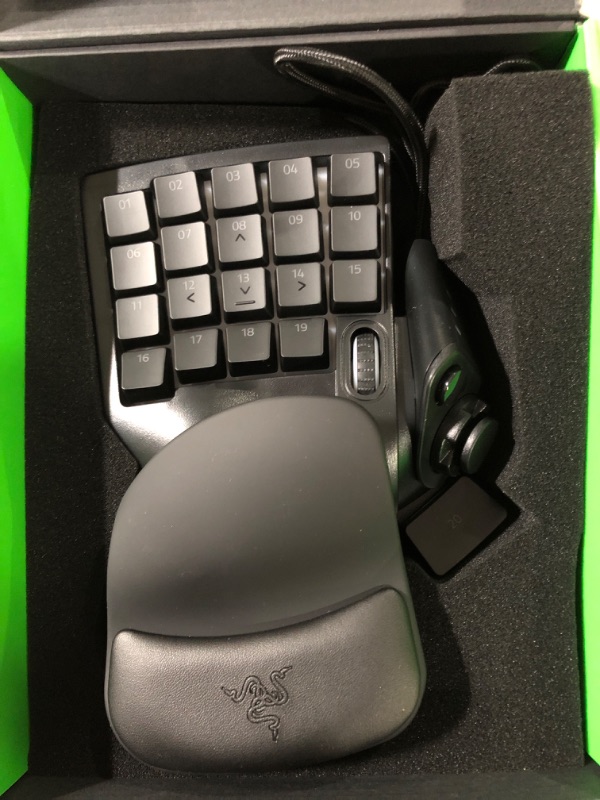 Photo 2 of Razer Tartarus v2 Gaming Keypad