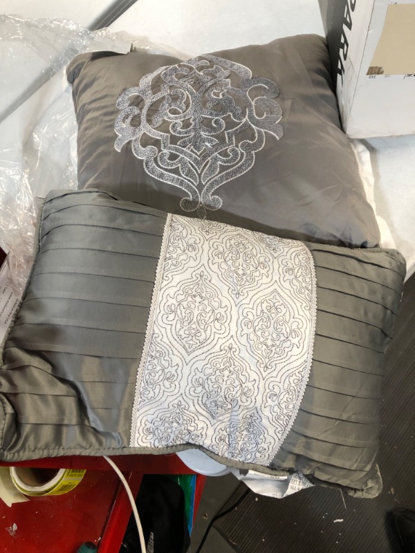 Photo 4 of *USED/ SEE NOTES** Madison Park Odette Cozy Comforter Set Jacquard Damask Medallion Design -  Queen(90 in x 90 in), Silver