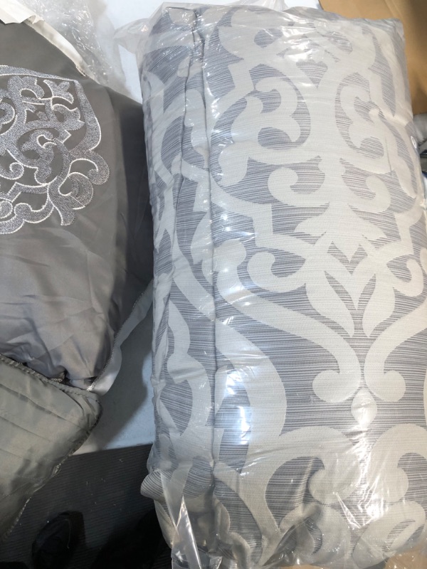 Photo 5 of *USED/ SEE NOTES** Madison Park Odette Cozy Comforter Set Jacquard Damask Medallion Design -  Queen(90 in x 90 in), Silver