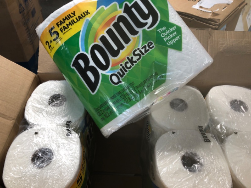 Photo 2 of Bounty Quick Size Paper Towels, White, 4 Packs Of 2 Family Rolls